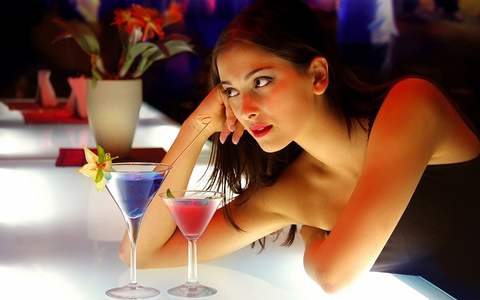 hot-girl-cocktail-bar-1